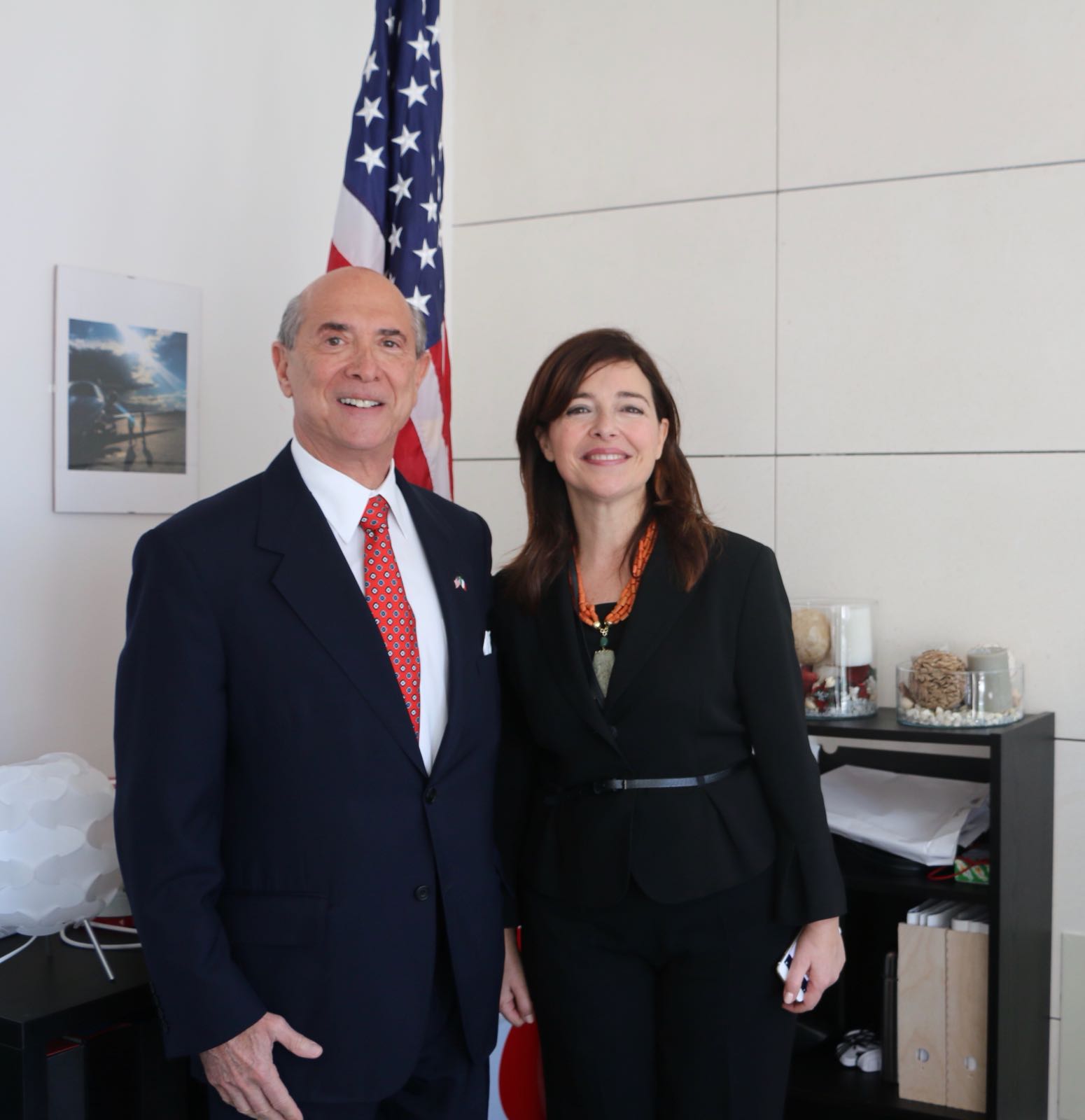 L'AMBASCIATORE USA IN VISITA IN SICILIA ACCOLTO IN AEROPORTO DALLA PRESIDENTE BAGLIERI